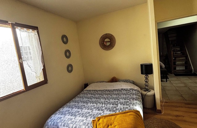 Chambre meublée dans maison avec jardin face a la rivière d’Ain