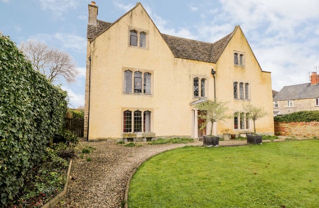 CHAPEL HOUSE, pet friendly, with a garden in King's Stanley