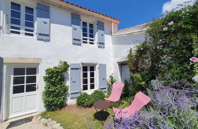 Charm and comfort in a renovated house rétaise