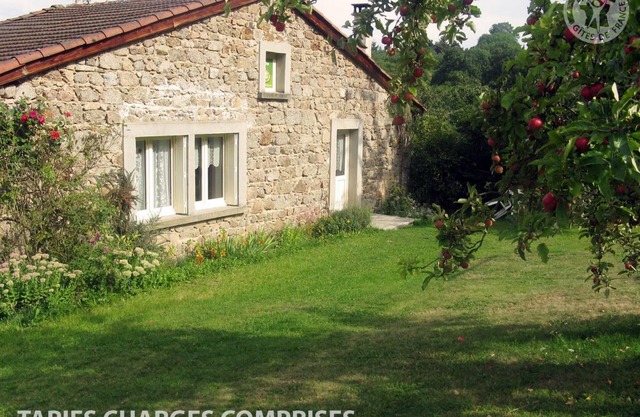Charming Cottage with Fireplace, Garden & EV Charging - Pet Friendly!