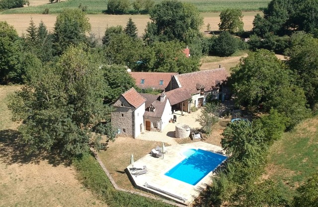 Character house with swimming pool in the heart of the Causses du Quercy nature park