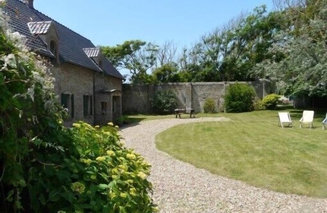 Character villa 300 M from the beach. Large garden and sea view