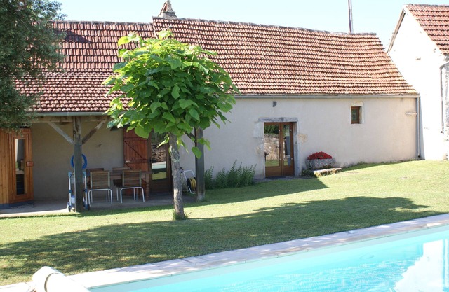 Characteristic house with salt water pool of 9x4 meters on edge of village Varaire
