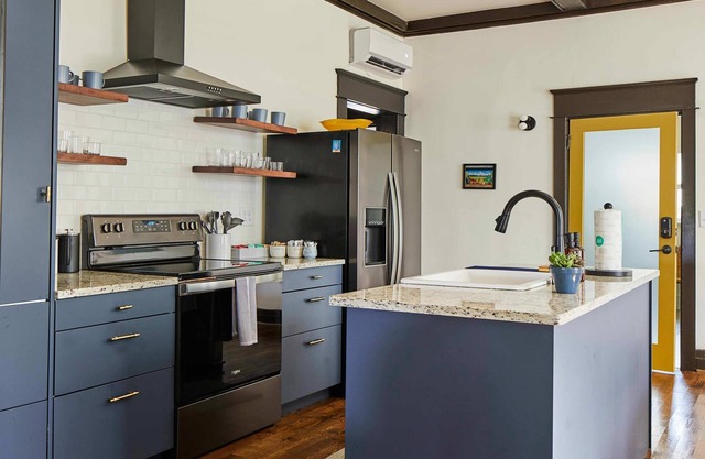 Charles on 11th - Beautifully Restored Historic Southside Home Walkable Perfect for Groups