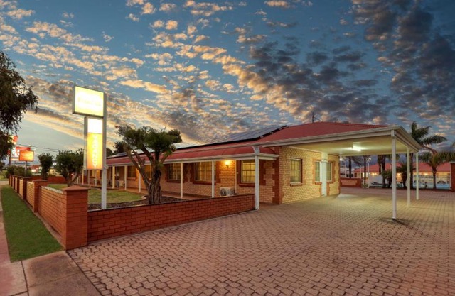 Charles Rasp Motor Inn & Cottages