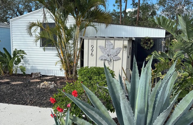 Charming 1 Bed 1 Bath Cottage in wonderful Sun Outdoors Sarasota that sleeps 6.