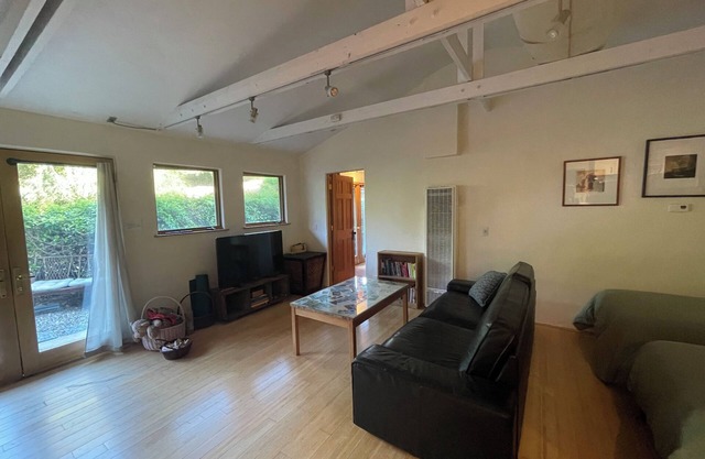 Charming 1-bedroom cottage in Santa Barbara with access to hiking and the beach