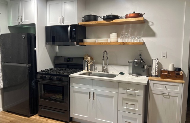 Charming 1-bedroom house with WiFi and kitchen in Santa Clarita