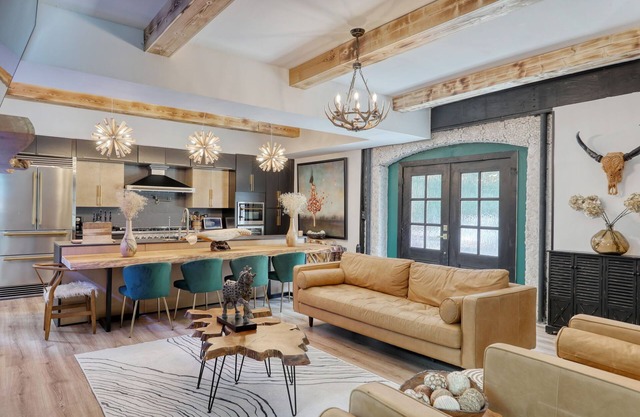 Charming 1-bedroom 100 yr old renovated cottage with pool in historic Conway!