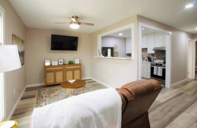 Charming 1-bedroom apartment in Enterprise with WiFi, AC