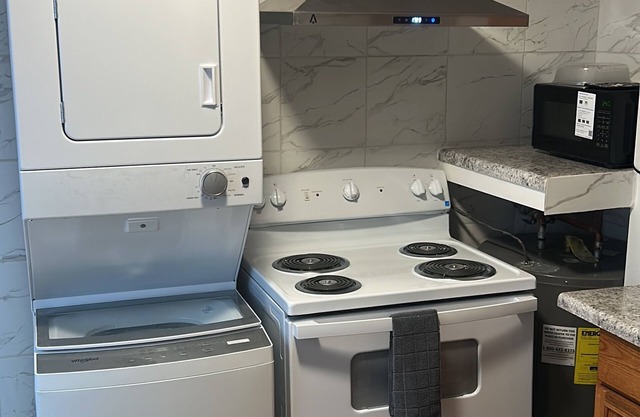 Charming 1-bedroom apartment in terrific Hazelwood with AC, WiFi