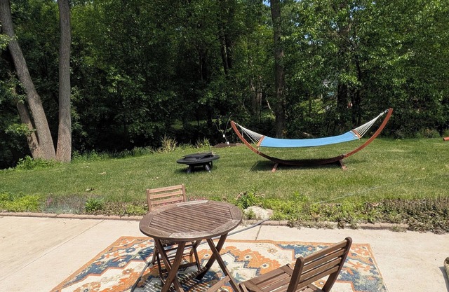 Charming 1-bedroom apt in house by creek with AC, in delightful Portage