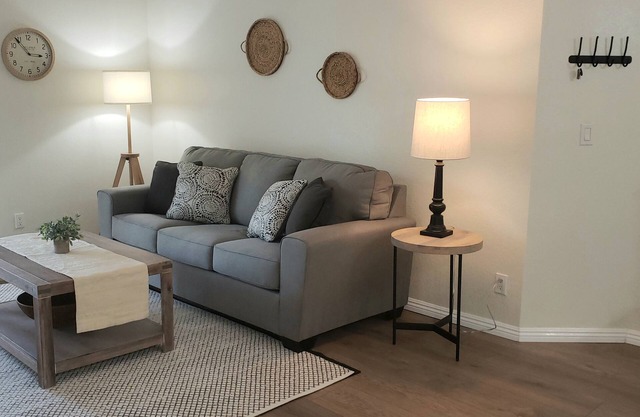 Charming 1 Bedroom Condo in Oak PRk