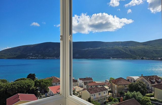 Charming 1-bedroom apartment with WiFi and AC in picturesque Herceg-Novi