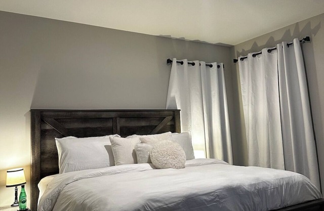 Charming 1-bedroom Suite in shared house - Utilities Included