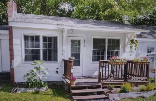 Charming 1-bedroom Tiny House w/Chickens close to Downtown and 15 min2 beach