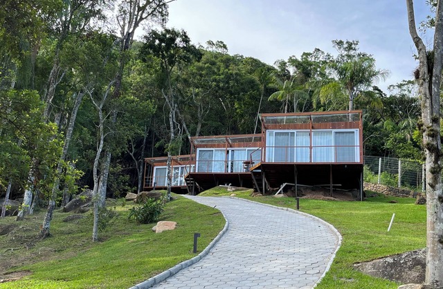 Charming 1-bedroom bungalow in enjoyable Açores Florianópolis with AC