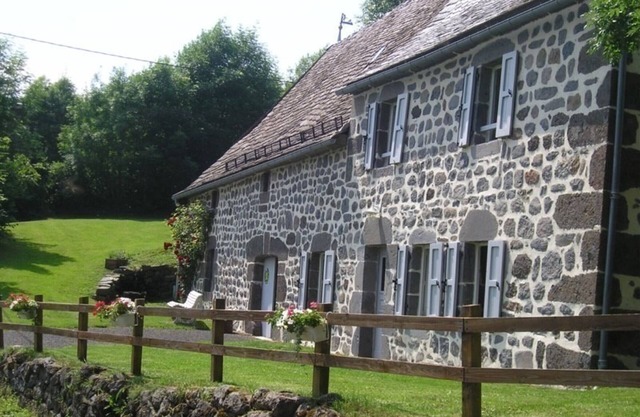 Charming 1870 Home Near Lake Sarrans - Sleeps 5, Panoramic Views, BBQ, Fireplace, Garden