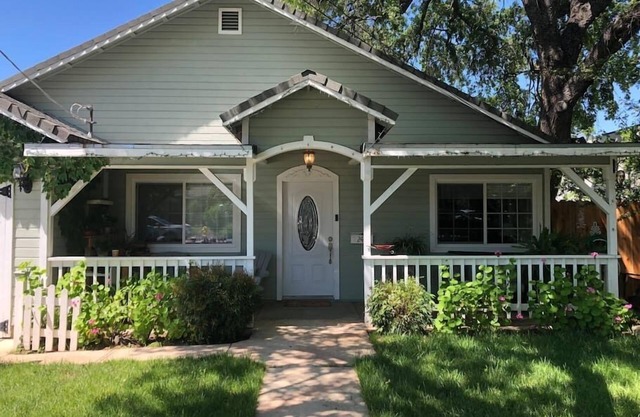 Charming 1950's Bungalow for 5