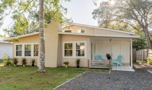 Charming 1960s Cottage, 5 Min Walk to Beach and Shops