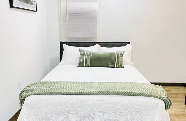 Charming 1bed 1bath near Airport, Cleveland Clinic, & Downtown CLE