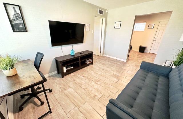 Charming 1BR/1BA Rental - Fully Remodeled & Cozy Unit 2n