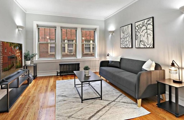 Charming 1BR Unit Close to Vibrant Shops & Dining