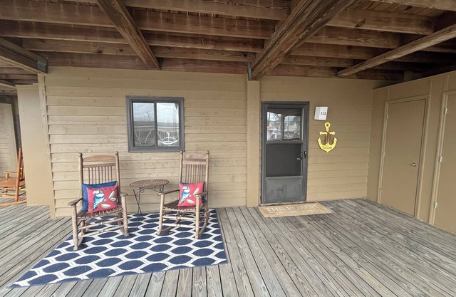 Charming, 1st floor, 2-bedroom condo in pleasant White Lake with WiFi, AC