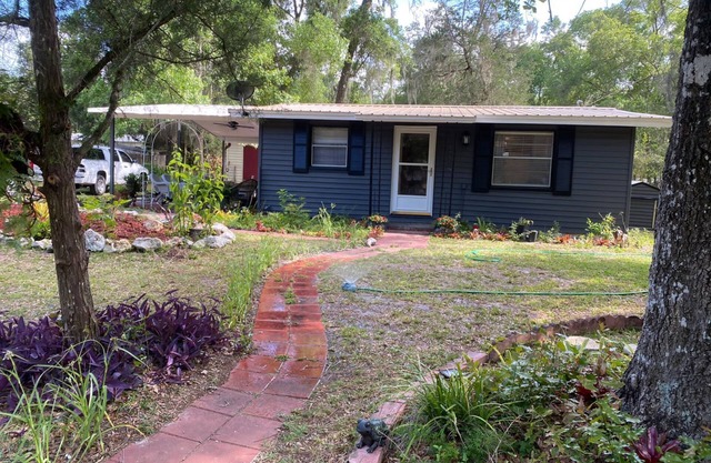 Charming 2-b/r country cottage-central Florida WiFi, AC, BBQ home away from home