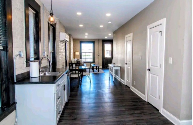 Charming 2-bed 1/2 duplex with ensuite bathrooms, Wi-Fi, close to everything!