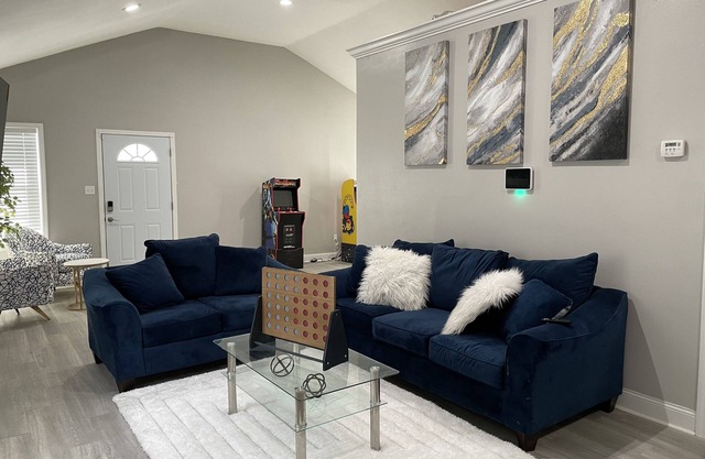 Charming 2 Bed/2 Bath Home 5 Minutes from LSU in Vibrant Baton Rouge, Louisiana!