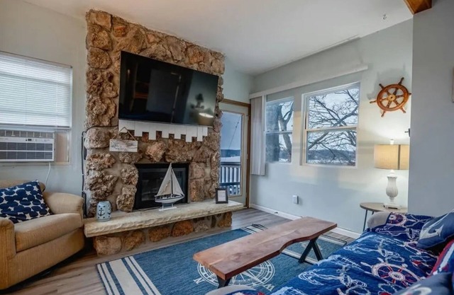 Charming 2-bed 2-bath condo overlooking the beautiful Lake of the Ozarks-4MM