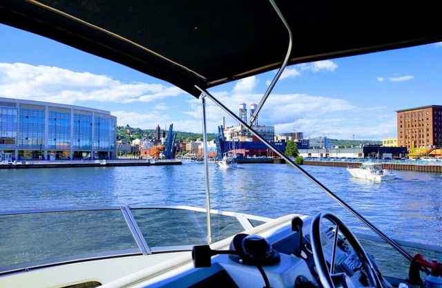 Charming 2-bed 41’ boat on tranquil St. Louis River marina, Duluth w/AC, WiFi