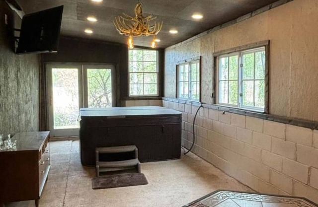 Charming 2-bed cabin one mile from public landing on Lake Pokegema w/Hot Tub