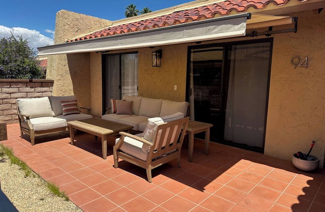 Charming 2 bed condo with office in Palm Desert Tennis Club