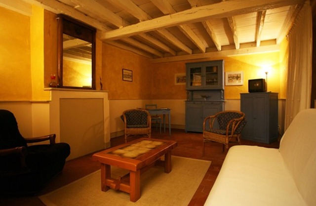 Charming 2-Bed Cottage with Castle Views, Garden, BBQ, Close to Nevers & Magny-Cours