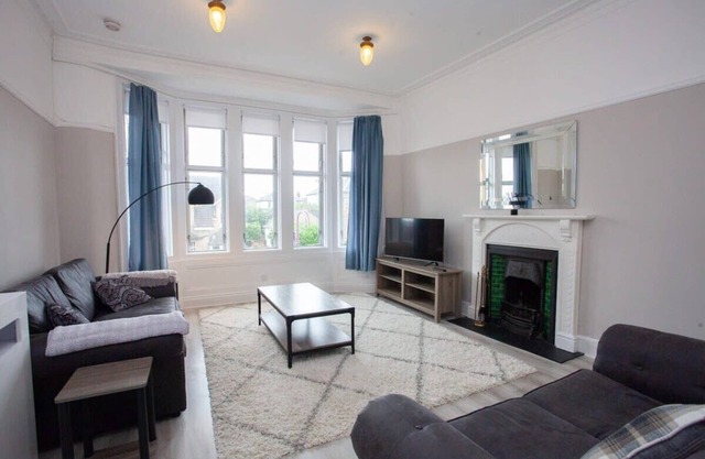Charming 2 Bed Flat in Giffnock