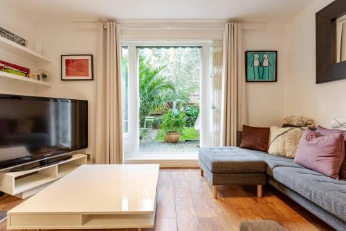 Charming 2-Bed Garden Flat