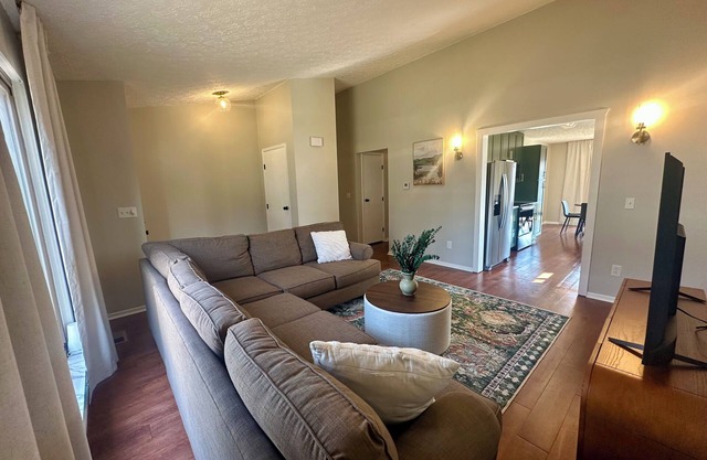 Charming 2-bed House w/King Bed & Garage in Grove City, Mins from 71 & Columbus