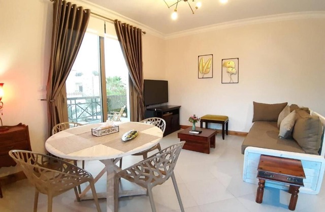 Charming 2 Bedroom Apartment 5 minutes walking to the beach