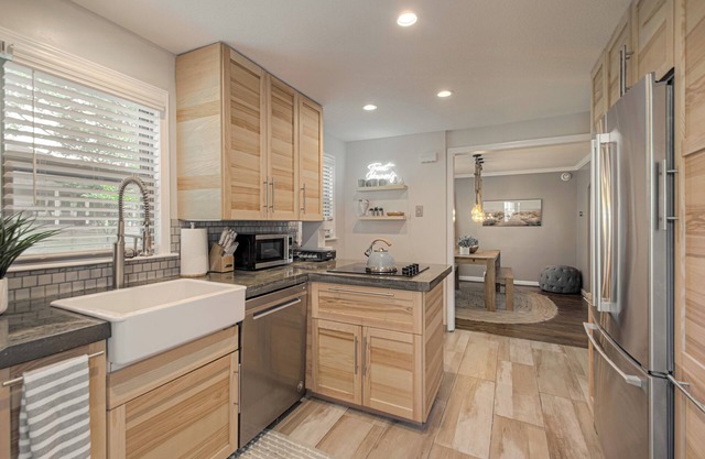 Charming 2-bedroom cottage near Prairie Village Shops