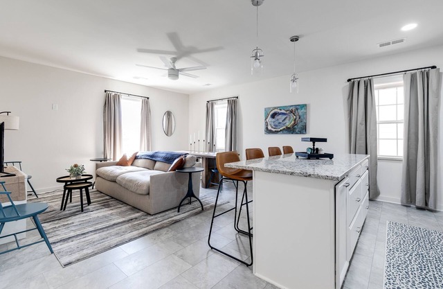 Charming 2 Bedroom Downtown Vacation Rental: Stroll to Shops and River with Ease