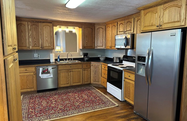 Charming 2-bedroom home, 1 mile from town, with a beautiful view.