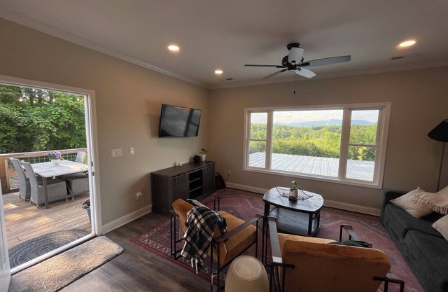 Charming 2-bedroom house with beautiful mountain views in lovely Travelers Rest.