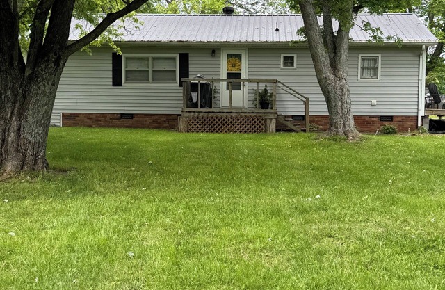Charming 2-bedroom country cottage with WiFi, AC, 20 minutes from Bowling Green