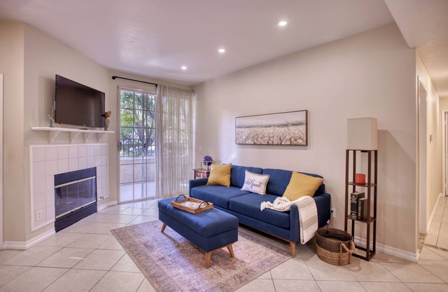 Charming 2-bedroom Condo in the Heart of Santa Clarita with Laundry, Smart TV