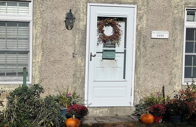 Charming 2 Bedroom, 2 Bath, Coastal Carriage House in Marblehead