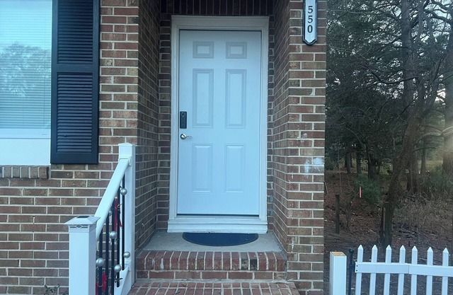Charming 2 bedroom, 2 bath townhome located in Portsmouth, Simple and elegant!