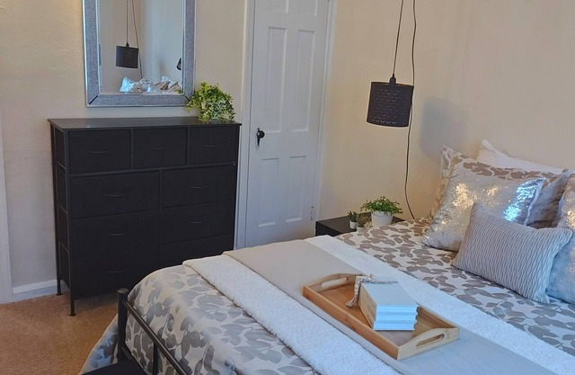 Charming 2-bedroom apartment with WiFi, AC in Portsmouth. Close to Rivers Casino