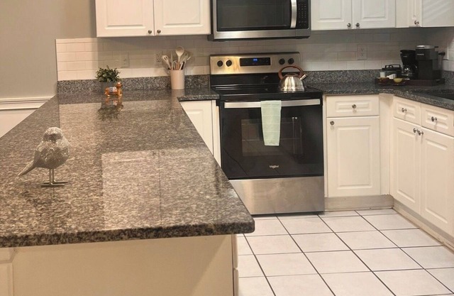 Charming 2-bedroom apartment in lovely Charlotte with WiFi, and work space.